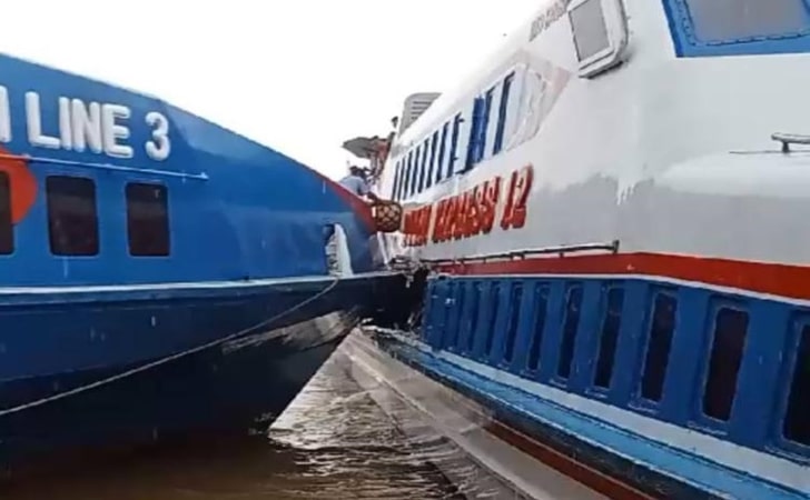 Kapal Tabrakan di Pelabuhan Selat Panjang