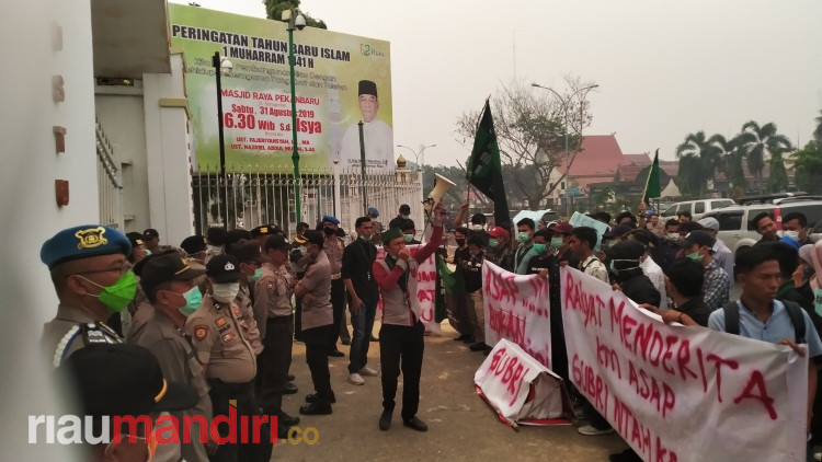 Demo Soal Asap, HMI Usung 'Keranda Gubri' di Gubernuran