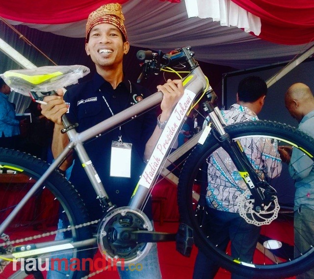 Jokowi Klaim Diperbolehkan KPU Bagi-bagi Sepeda Meski Masa Kampanye