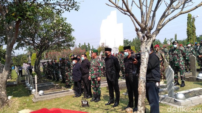 Dipimpin KSAD, Pemakaman Pramono Edhie Wibowo Dilakukan Secara Militer