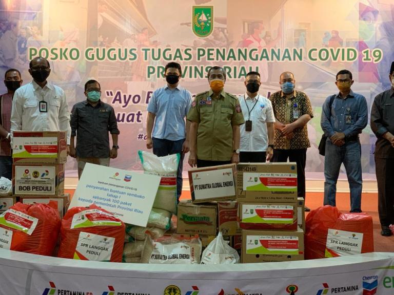 SKK Migas - EMP Serahkan Paket Sembako ke Pemprov Riau