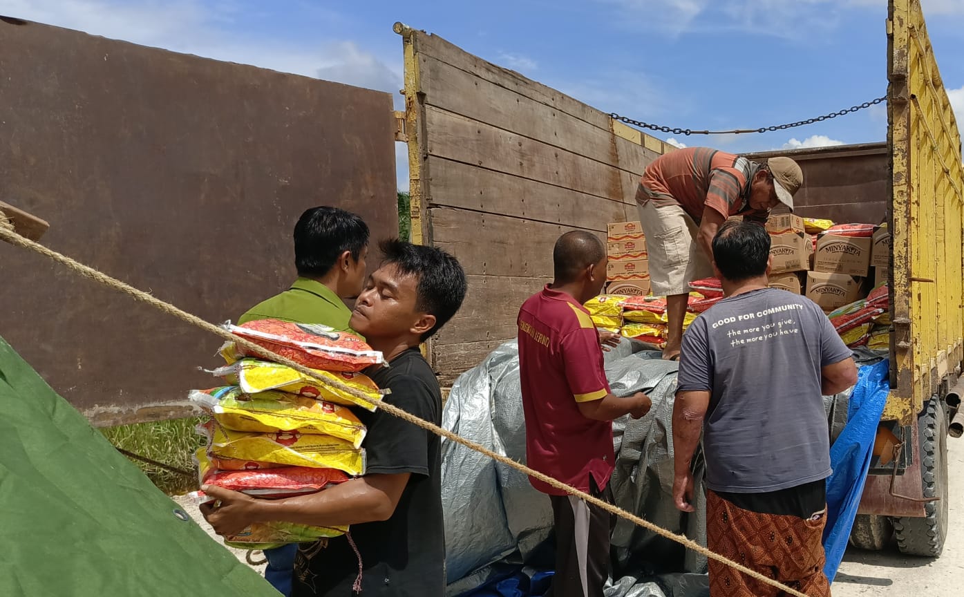 RAPP Serahkan Bantuan 835 Paket Bahan Pokok ke Warga Terdampak Banjir di Pelalawan