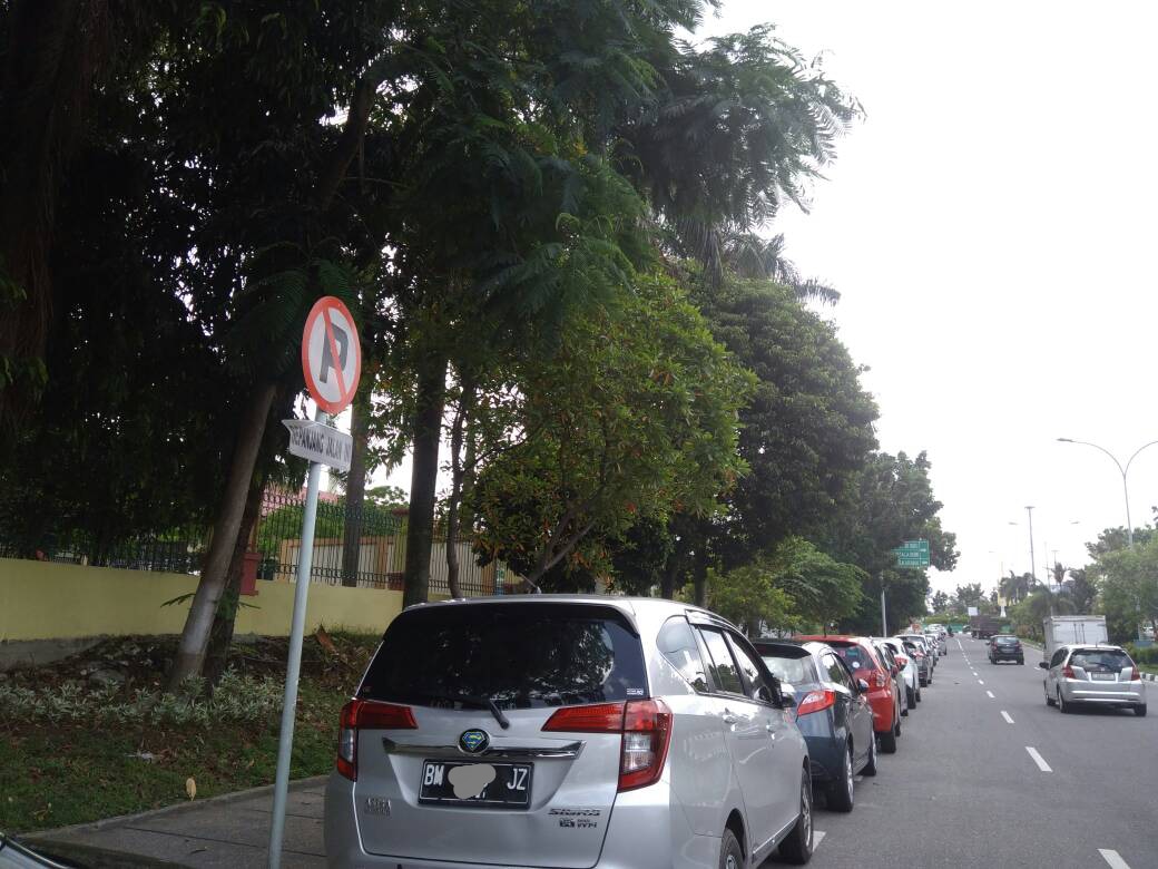 Di Jalan Diponegoro, Kendaraan Parkir di Lajur Sepeda Disanksi Derek