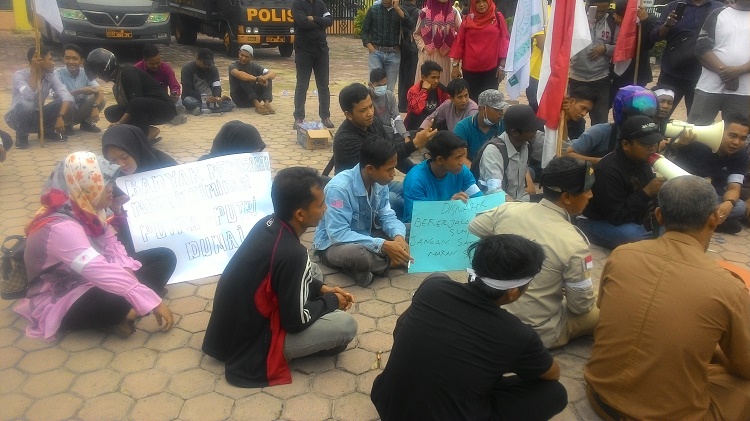 Massa Peduli Tenaga Kerja Lokal Demo Disnakertrans Dumai