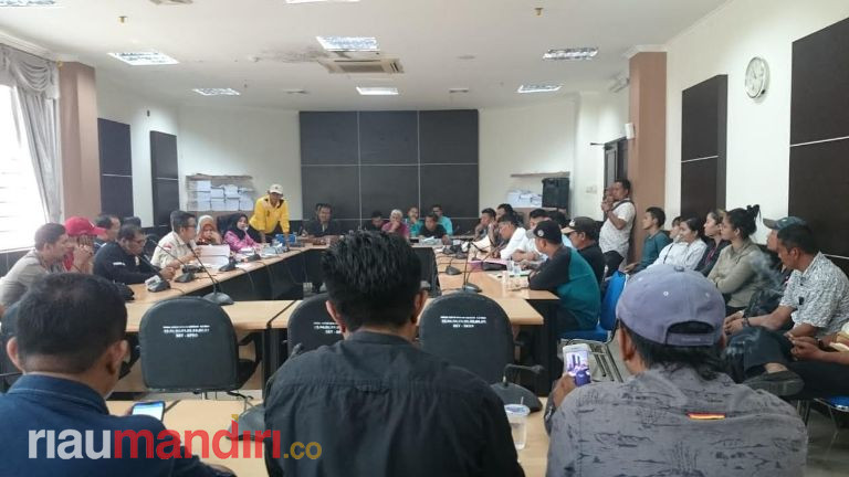 Ratusan Masyarakat Demo DPRD Inhil Terkait Penutupan Gelanggang Permainan
