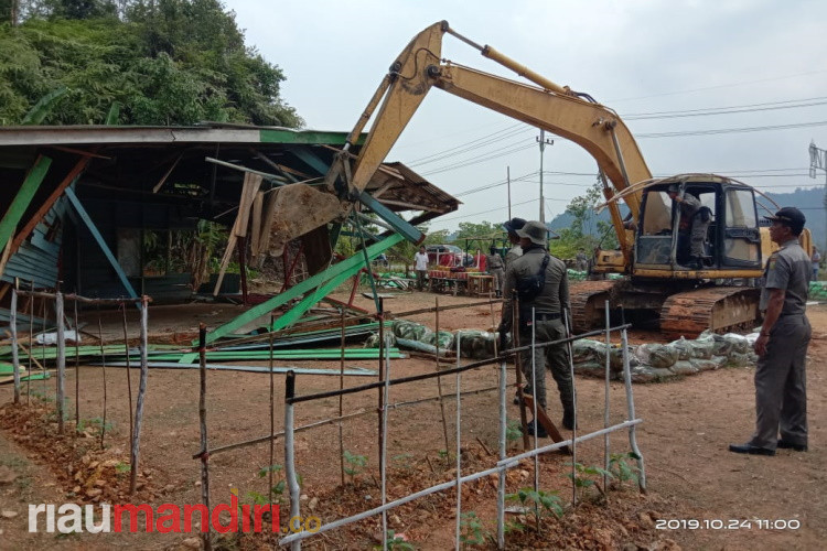 Tim Yustisi Bongkar Paksa Warung Remang-remang di Kawasan Kelok Indah