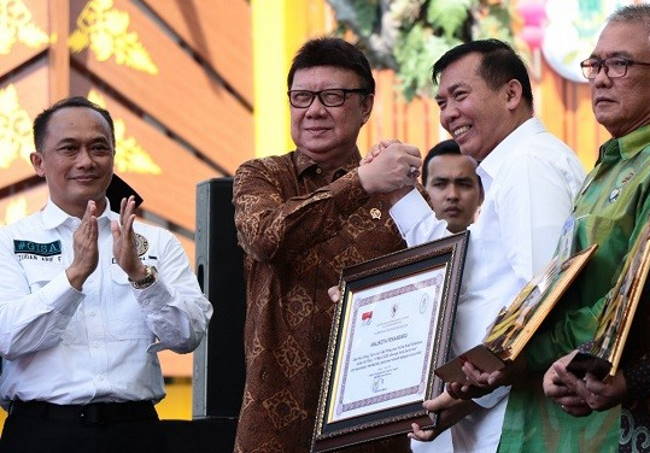 Menpan-RB Beri Penghargaan ke Wali Kota Pekanbaru di HUT Pertama MPP
