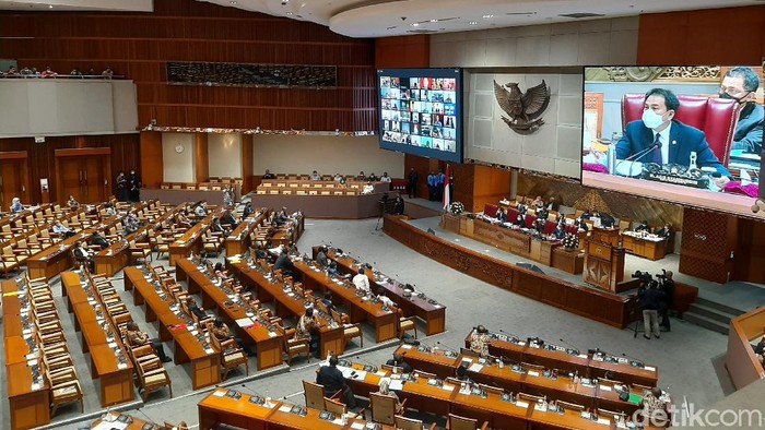 Tak Peduli Diprotes, DPR Resmi Sahkan Omnibus Law Cipta Kerja