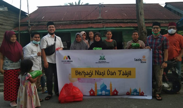 Pemuda Muhammadiyah Riau Berbagi 200 Makanan dan Takjil