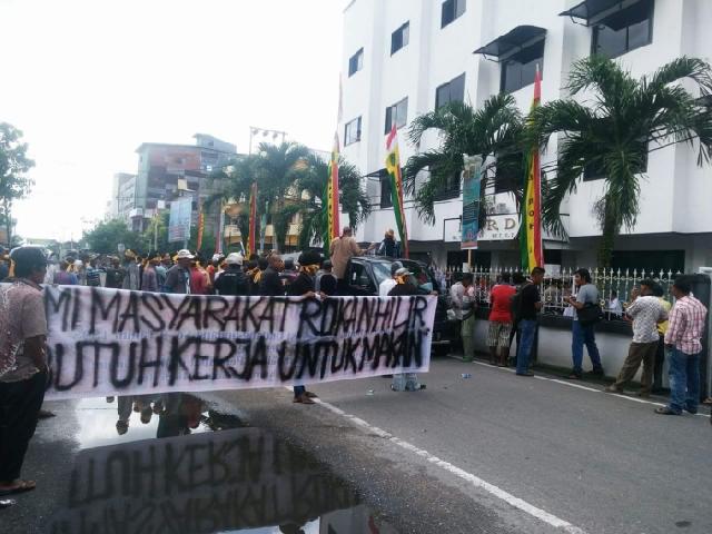 Tuntut Kesejahteraan, Masyarkaat Rohil Demo di Kantor DPRD