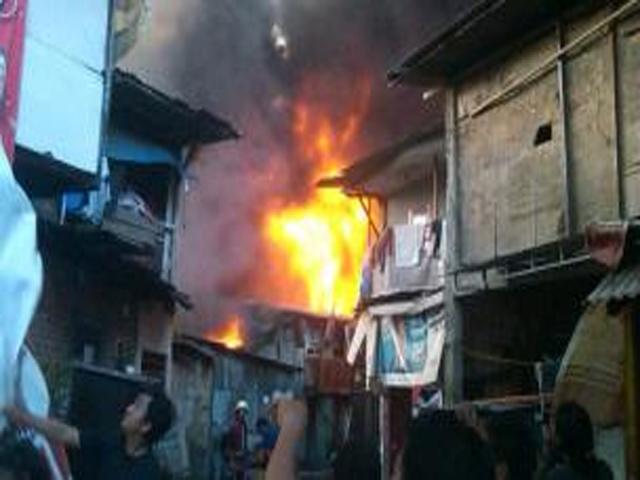 Dua Rumah Warga Jalan Manggis Hangus Terbakar