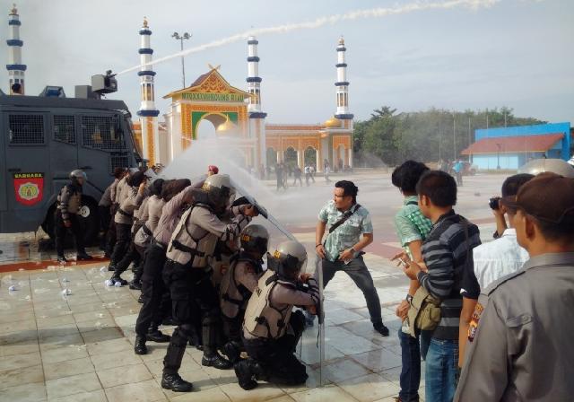 Gagal Mencoblos, Puluhan Massa Bentrok dengan Polisi di Depan KPU Dumai