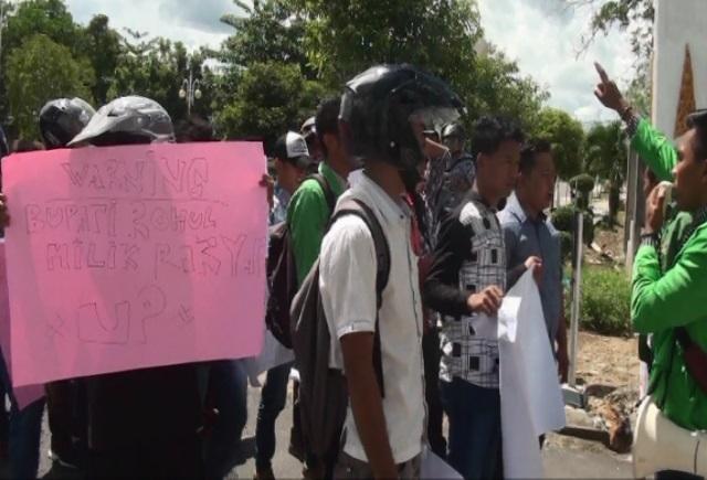 Mahasiswa Demo Kantor Bupati, Pertanyakan Isu Pengendalian Proyek di Pemkab Rohul