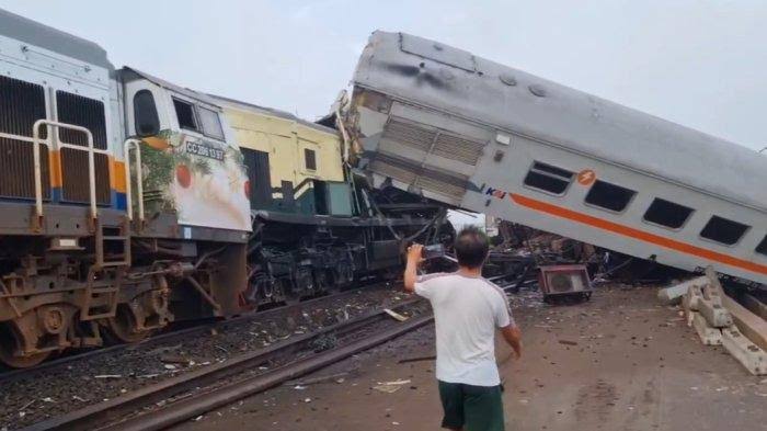 Kereta Api Tabrakan di Jalur Petak Stasiun Cicalengka