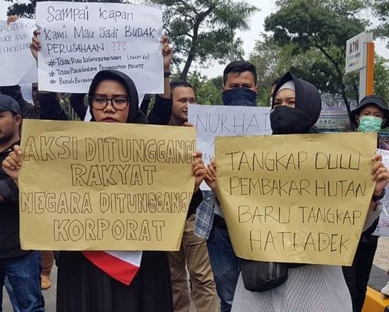 Poster Nyeleneh Massa Aksi Tolak UU KPK dan RUU KUHP di DPRD Riau