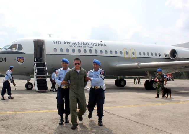 TNI AU Lanud Rsn Pekanbaru Turunkan Paksa Pesawat Asing