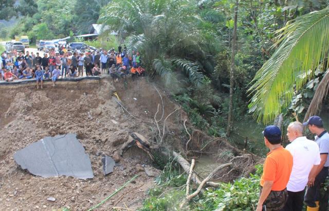 Jalur Sumbar-Riau Masih Dialihkan ke Kiliran Jao