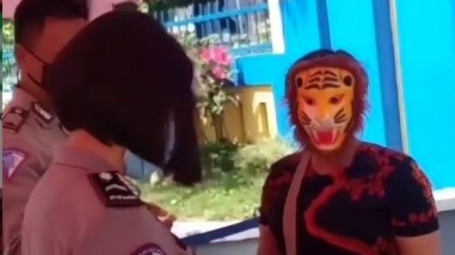 Tak Punya Masker, Wanita Ini Pakai Topeng Macan, Publik: Untuk Nakutin Corona