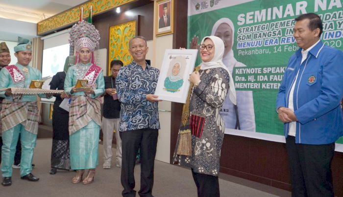 Menteri Ketenagakerjaan Ida Fauziah Jadi Keynote Speaker di Seminar Nasional IKA UIR