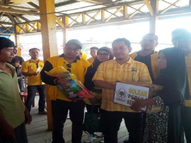 Pengurus Golkar Serahkan Bantuan Sembako