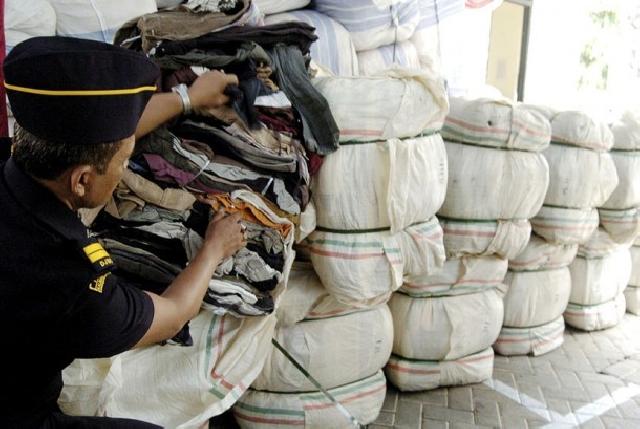 Polres Meranti Sita 57 Karung Baju Bekas Asal Malaysia