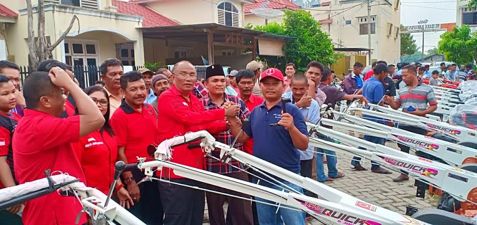 Effendy Sianipar Bagikan 19 Traktor untuk Petani Riau