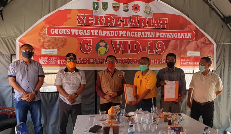 Bupati Inhil Salurkan Ratusan Paket Sembako untuk Warga Kurang Mampu di Kuala Indragiri dan Enok