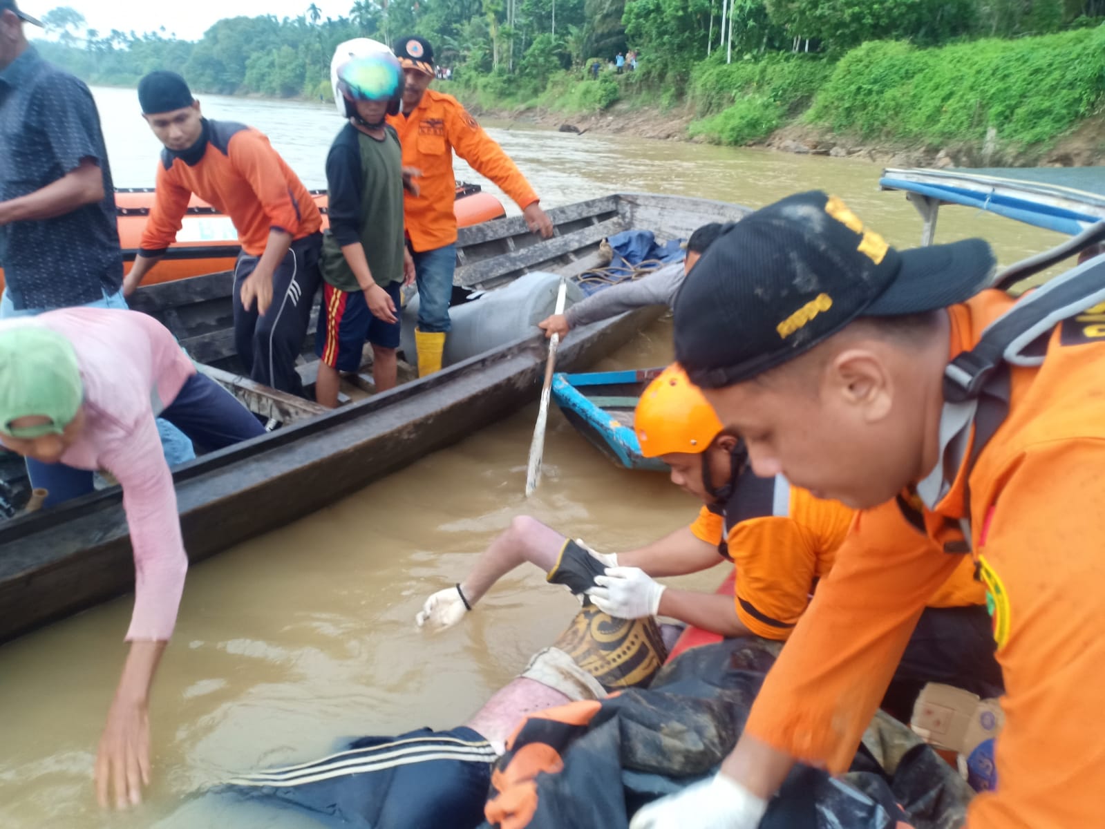 Korban Tenggelam Terhempas Ombak Pompong di Inhu Ditemukan Meninggal Dunia
