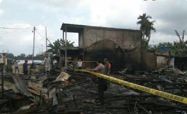 4 Rumah dan 1 Pos Terpadu Babinsa Teluk Kiambang, Inhil, Ludes Terbakar