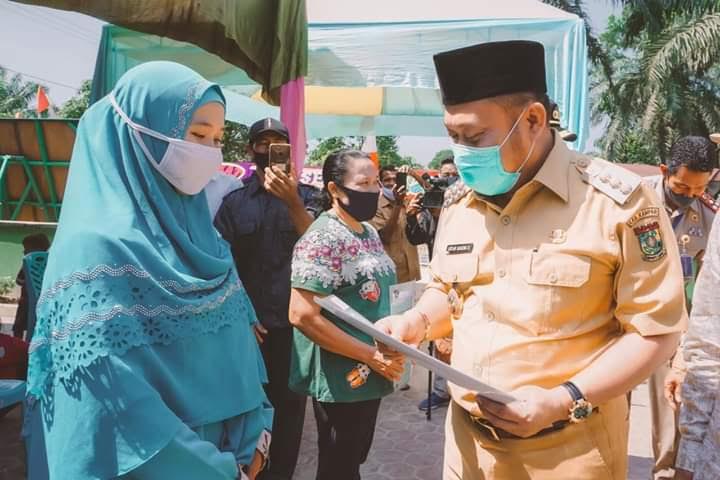 Bupati Kampar Serahkan 100 Sertifikat Tanah Program TORA 2020