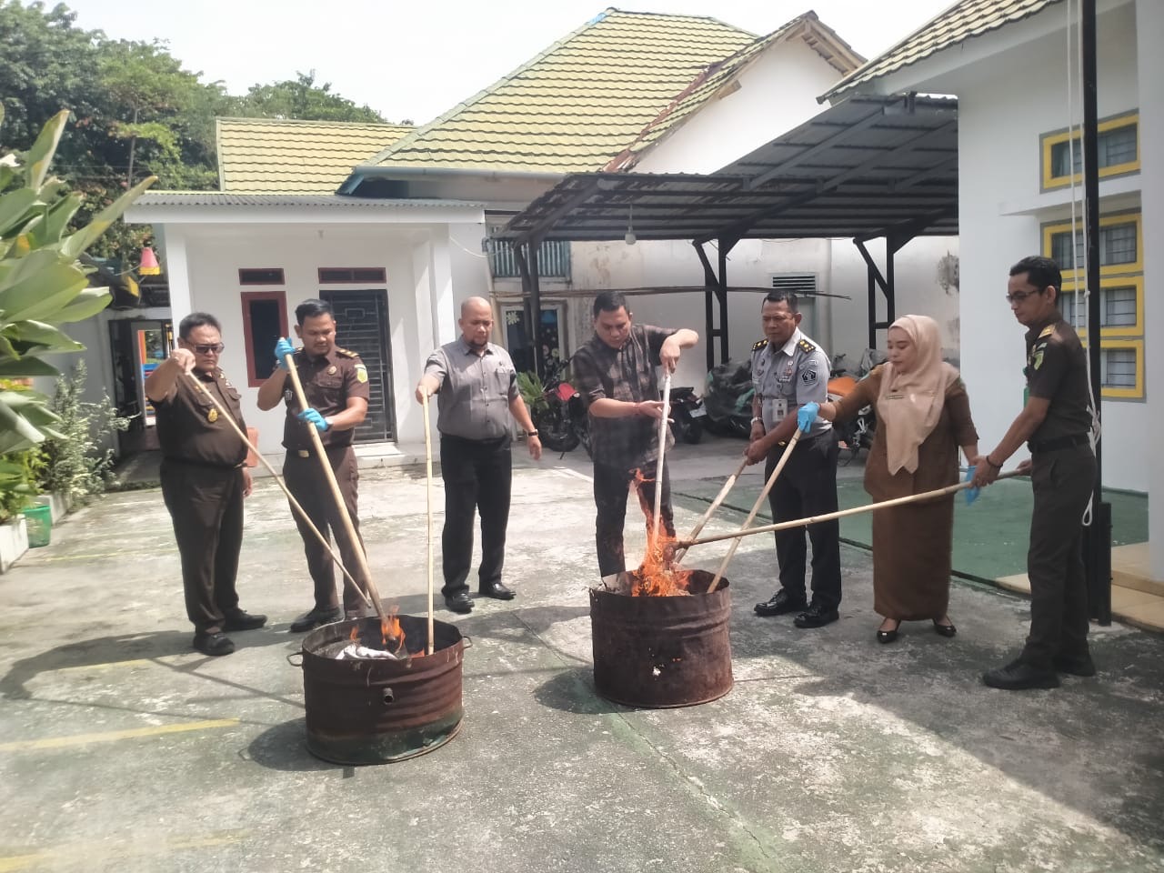 Kejari Meranti Musnahkan 44 Barang Bukti Perkara Pidana