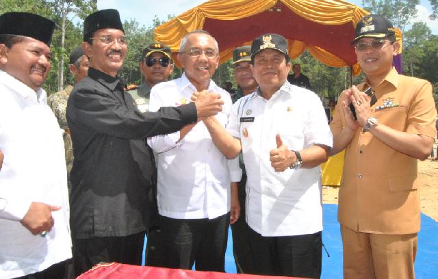 Gubri Resmikan Jembatan Gantung Desa Rokan Koto Ruang