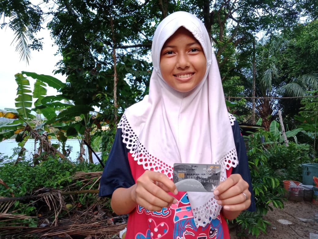 Rumah Yatim Salurkan Bantuan Pendidikan untuk Laila, Anak Yatim Berprestasi di Pekanbaru