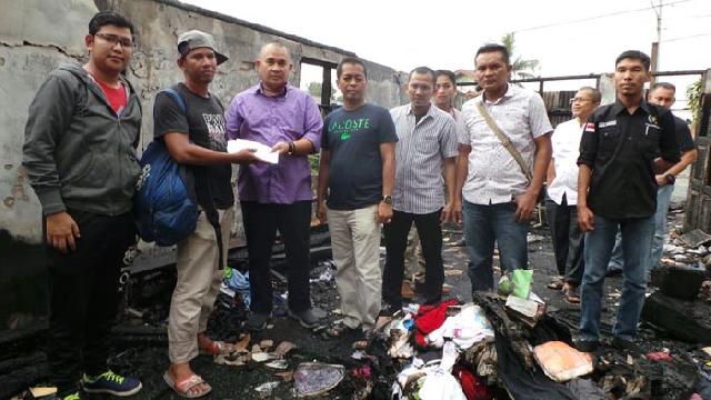 Ketua PWI Riau Serahkan Bantuan kepada Wartawan Korban Kebakaran