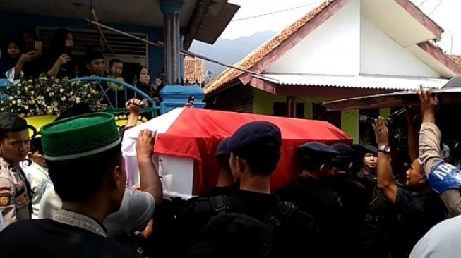 Jenazah Brimob yang Ditembak Teroris Usai Salat Jumat Disambut Tangis Keluarga