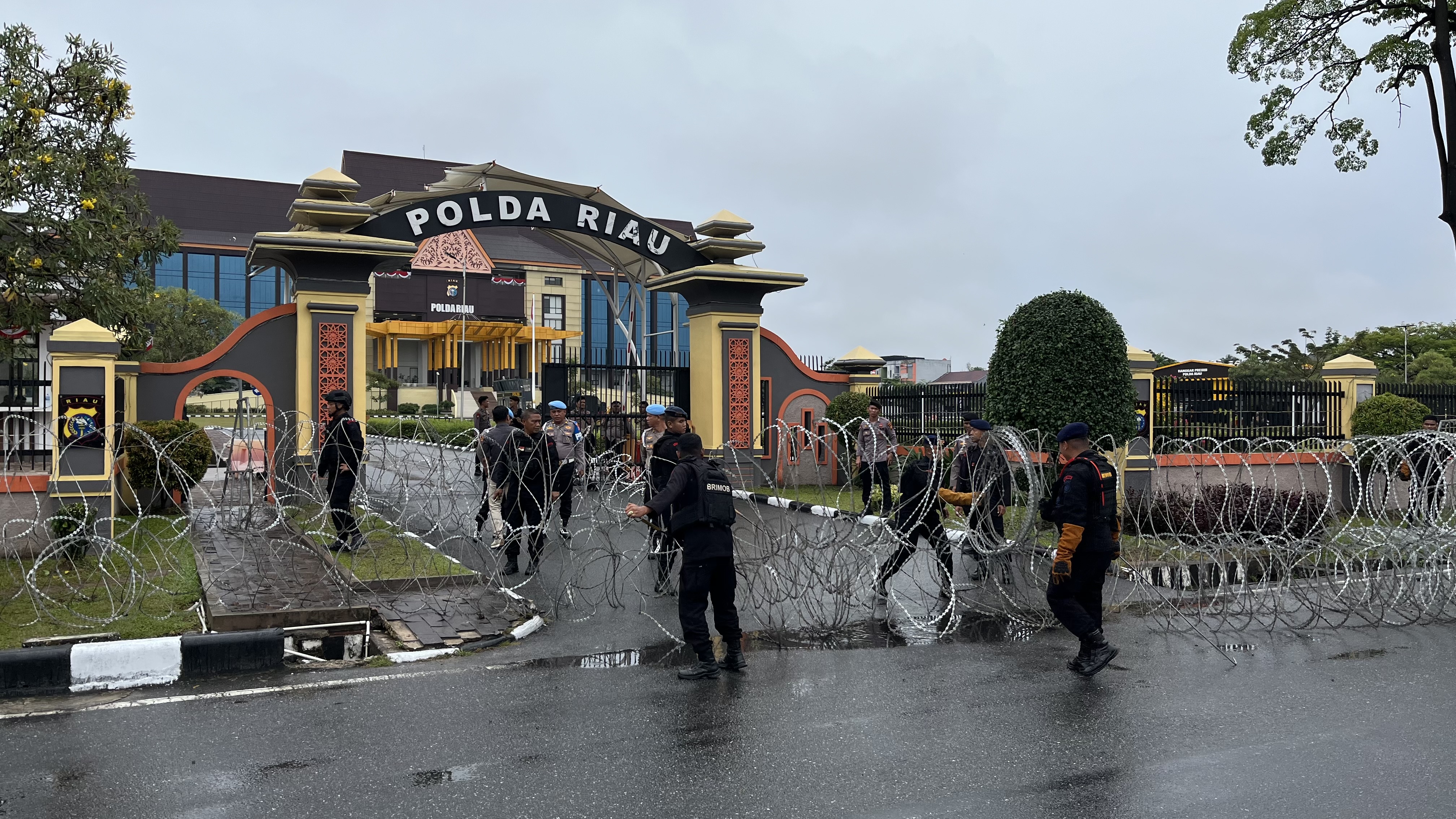 Jelang Aksi Demonstrasi, Kawat Berduri Dipasangi di Gerbang Mapolda Riau