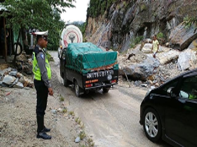 Jalan Riau-Sumbar Tertimbun Longsor