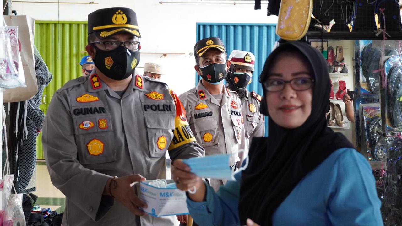 Kapolres Siak Tinjau Pasar Belantik Raya Sembari Bagi-bagi Masker