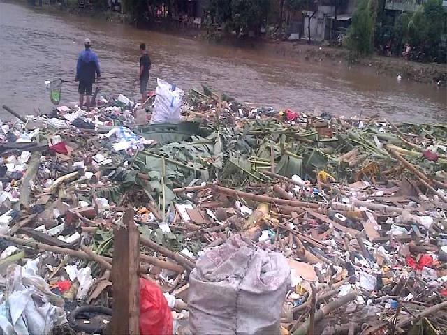Sampah Menumpuk Penyebab Banjir