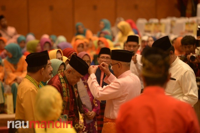 Paripurna DPRD Riau Diwarnai Interupsi Mahasiawa