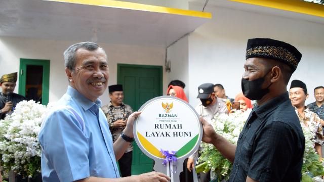 Gubri Serahkan RLH dari Baznas Riau