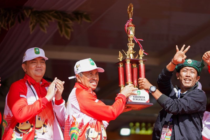 Sukses Digelar, Gubri Serahkan Piala Porprov Riau X kepada Kontingen Bengkalis