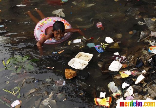 Potret keceriaan anak-anak Asia bermain di lingkungan kumuh